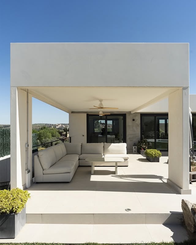 ¿Qué prefieres: tu casa en 1 planta o en 2? 🏡Las 5 ventajas de las casas de 2 plantas:1️⃣ Mejor aprovechamiento del terreno: ideal para parcelas inclinadas.2️⃣ Más espacio exterior: jardín, piscina, porche.3️⃣ Separación de zonas: día arriba vs. noche abajo.4️⃣ Mejor iluminación y vistas: Alcázar y Catedral de Toledo.5️⃣ Mayor potencial de diseño.👆 Esta casa de hormigón a medida tiene 200m2 construidos, distribuidos en 2 plantas, con 5 habitaciones y 3 baños.¿Qué parte te gusta más? Comenta 👇Arquitecto: @ximenezarquitectosFotógrafo: @sensei.studio.foto#casas #casasmodernas #casasbonitas #casasconencanto #casasdelujo by @theconcretehome