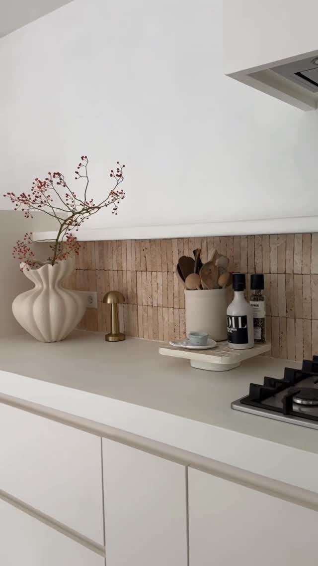 Keuken make-over met onze Mineral Paint!In deze video zie je hoe @thuisbijsuus het keukenblad, de plank aan de wand en de ombouw van de afzuigkap voorziet van onze Mineral Paint. Stap voor stap:1. Vetvrij maken of opschuren bij oude laklaag2. Mineral Grip Primer of Mineral Primer. Afhankelijk van de ondergrond - 1 laag met roller 3. Mineral Paint in 2 of 3 lagen met blokkwast4. Wanneer laatste laag droog is, licht opschuren met korrel 220/2405. Afwerke met Coating 2K in 2 lagen met roller #keuken #betonlook #betoncire #mineralpaint #fyp by @thuisbijsuus