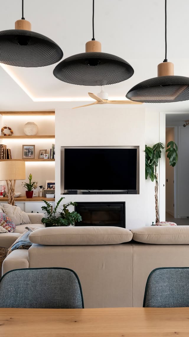 Casa de hormigón a medida de 200m2 con 5 habitaciones y 3 baños 🏡Pulsa aquí para ver el House Tour 👇Arquitecto: @ximenezarquitectos#housetour #housetours #vivienda #viviendas #viviendaunifamiliar by @theconcretehome