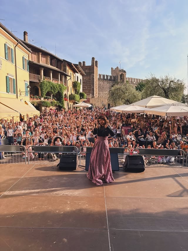✨ Grazie di cuore Torri del Benaco! ✨Ieri siete stati semplicemente favolosi 💖🎶 Che emozione cantare insieme a voi in una serata piena di energia, sorrisi e magia! 🌈✨Adesso vi aspetto alla prossima data: 📍 15 maggio – FalComics, Falconara 🎤💫Non mancate… canteremo ancora insieme! 💕