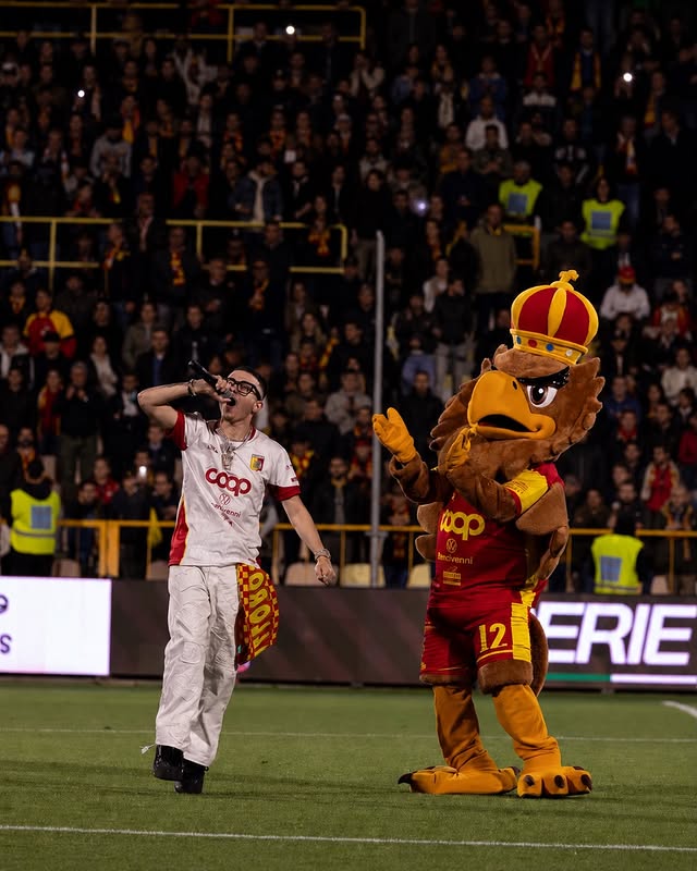 HalfTime 𝑺𝒉𝒐𝒘 da urlo ieri sera di @sktartist davanti al pubblico del Ceravolo, nel turno preliminare dei PlayOff di Serie B 🎤🔥Energia, passione e talento tipica di chi ha sangue giallorosso nelle vene 🟡🔴🦅 by @sktartist