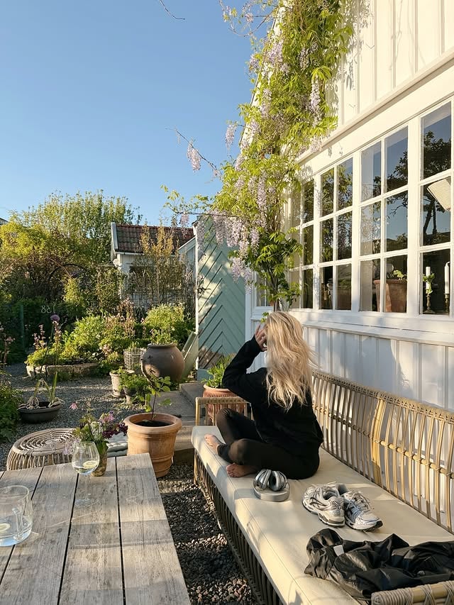 Love them 🐦‍⬛♥️ Jag må vara en tönt i det här klippet, men skuttande småfåglar är livet. (ljud kanske på) by @elinlannsjo