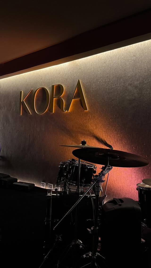 The perfect Mother's Day dinner @korasandton ✨An elevated dining experience where luxury meets flavour, from the sophisticated ambience to the beautiful curated dishes, Kora Resturant delivers a memorable experience that feels both intimate and indulgent. Every detail from the presentation to the atmosphere, creates the perfect setting for good food, good company and unforgettable moments 🖤Flower arrangement and balloons from @pukkaarrangements