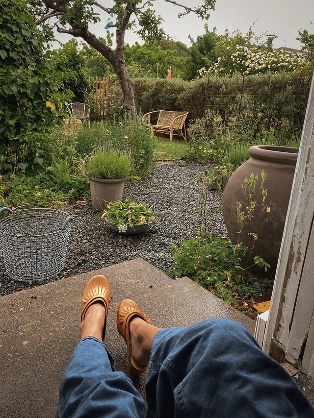 Rain watching ~ the perfect kind of slowliving entertainment 🌧️❤️ by @elinlannsjo