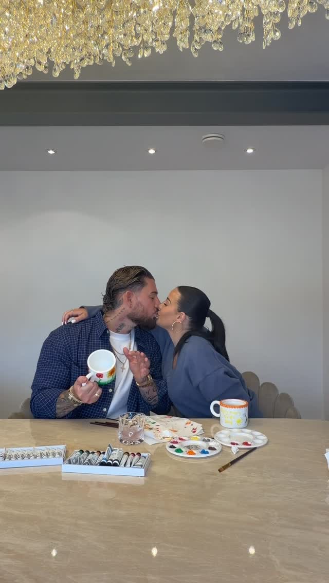 Heute habe ich Geburtstag und werde 34 und morgen wird @leylaheiter 30 🤍Deshalb haben wir seit letztem Jahr ein kleines Ritual:Wir schenken uns nichts Materielles mehr, sondern erschaffen gemeinsam etwas Schönes für den anderen ✨Dieses Mal haben wir Keramik bemalt und haben uns gegenseitig Tassen gestaltet, die wir uns danach geschenkt haben ☕️🤍Irgendwie sind genau diese gemeinsamen Erinnerungen und die Zeit miteinander so viel wertvoller als irgendwelche materiellen Dinge.Und jetzt haben wir beide etwas, worüber wir uns jeden Tag aufs Neue freuen können 🫶🏼❤️ by @mikeheiter