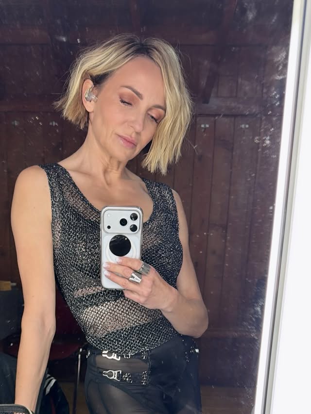 Pierwszy plenerowy koncert w tym roku, pierwszy raz nowa piosenka… zimno ale jednak gorąco🔥 Majówka na pełnej petardzie 😉 by @annawyszkoni_official