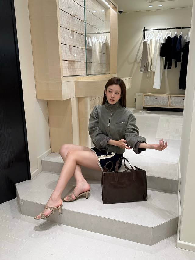 강민경언니에게 절여진 어느 금요일… 1층 포트레에서 시작해 2층 아비에무아에서 끝납니다. 일단 저 카키색 자켓 너무 내꺼 스멜나구, 포트레 틴트 뉴 컬러 예뻐서 이마를 탁—💥 가끔 행동파씨에게 노티 오는 거 요즘 소소한 도파민 포인트라구 (끝까지 넘겨바) by @paniikim