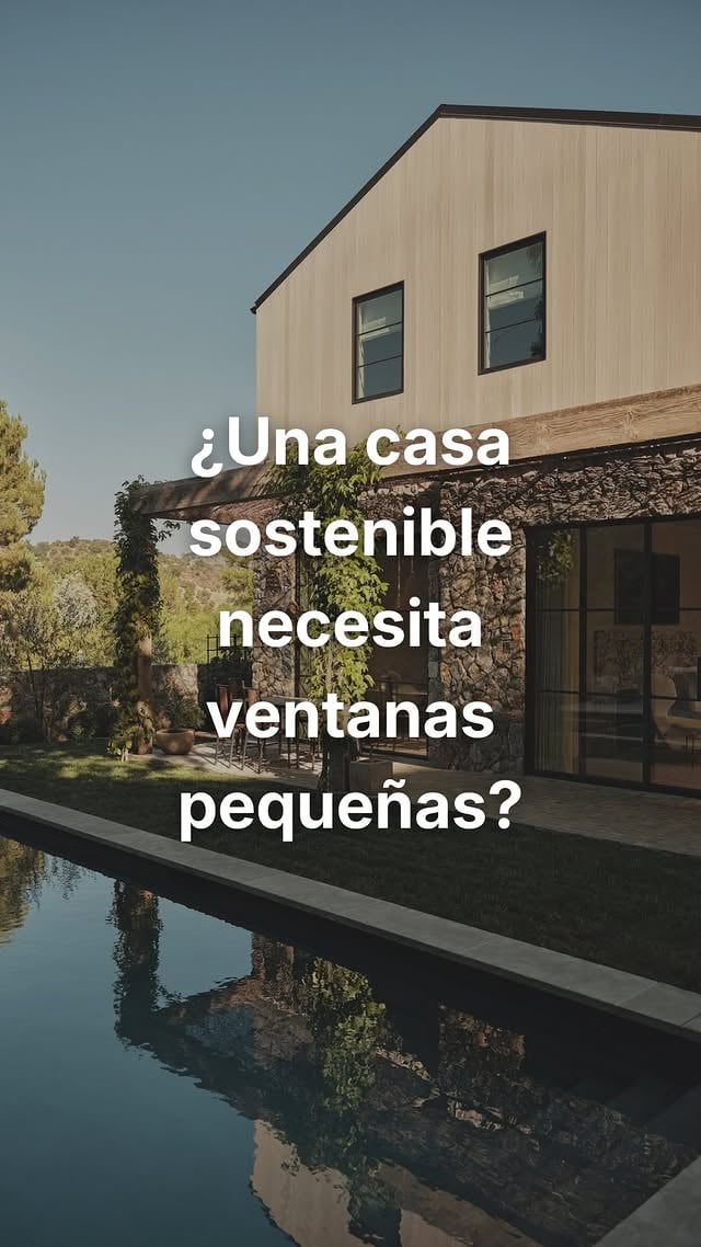 A nosotros estas ventanas de la casa de Amber Valleta no nos gustan, nos gustan los grandes ventanales de nuestras casas Passivhaus 😉Ahora mismo tenemos dos en marcha, una en el centro de Madrid y otra en Villalbilla, y todas tienen ventanas grandes porque hay quien cree que una casa sostenible tiene que renunciar a la luz y no es así.Es verdad que hay que ir a triple cristal y a una carpintería bastante especial, ya que las ventanas son la zona más débil térmicamente, pero eso tiene solución y nosotros la aplicamos en cada proyecto.No hay que elegir entre luz natural y eficiencia energética, y estas dos casas son un buen ejemplo de ello.Videógrafo: @lycaon.studio#casasostenible #viviendasostenible #ventanas #passivhaus #passivhausdesign by @theconcretehome