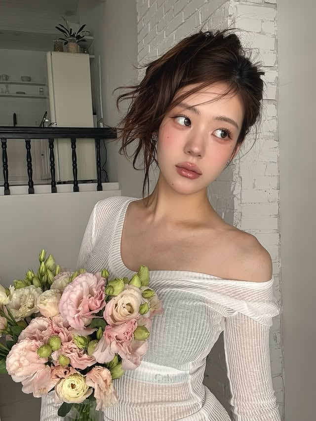 #광고 사진 속에서도 빛나는 꽉찬 눈매. 컬러렌즈 감별사 파니는 렌즈미와 함께합니다! 👁️ 자연스러운 블렌딩과 청순한 색감으로 어느 피부톤에도 다 어울리는 렌즈미 크림앤스윗. 크림은 또렷한 써클링, 스윗은 은은한 하이라이트 디테일이 매력이립니다! 사진 속에서 저는 크림그레이, 스윗쵸코, 스윗그레이 순으로 껴봤는데요!여러분의 pick은? 댓글로 크림앤스윗에 대한 기대감을 적어주면 추첨을 통해 5월 28일 렌즈미가 여러분께 크림앤스윗 4종을 선물로 보내드립니다!🔥 #렌즈미 #크림앤스윗 #렌즈추천 #컬러렌즈 by @paniikim
