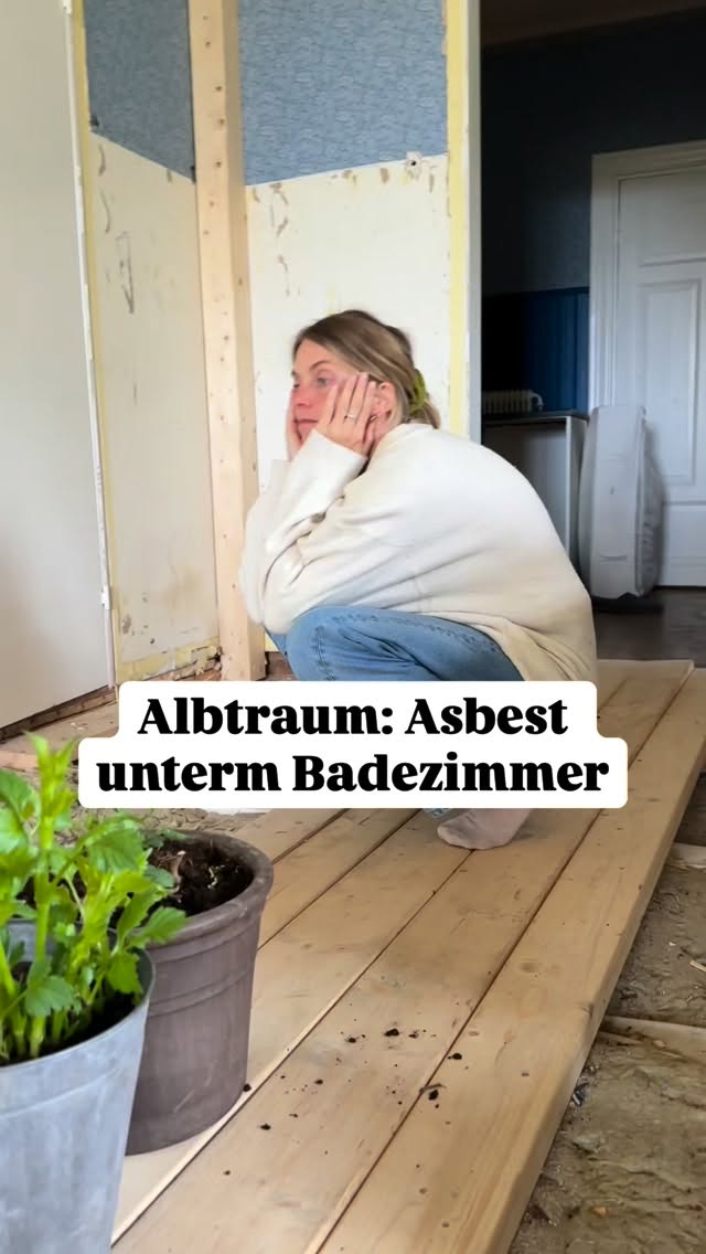 das Ergebnis steht noch aus 🥲 sorry für den clickbait, hab das Fragezeichen vergessen. Die letzten Tage waren ein chaotisches Kopfkino und die große Frage ist, wie es weitergeht, falls der Test positiv ist. Wir verfolgen auch die Sanierung von @hicallmehannah und bei ihnen ist der Test damals negativ ausgefallen. Wir hoffen so sehr, dass wir auch Glück haben werden.#hausbau #sanierung #asbest #umbau#schwedenhaus by @caroundben
