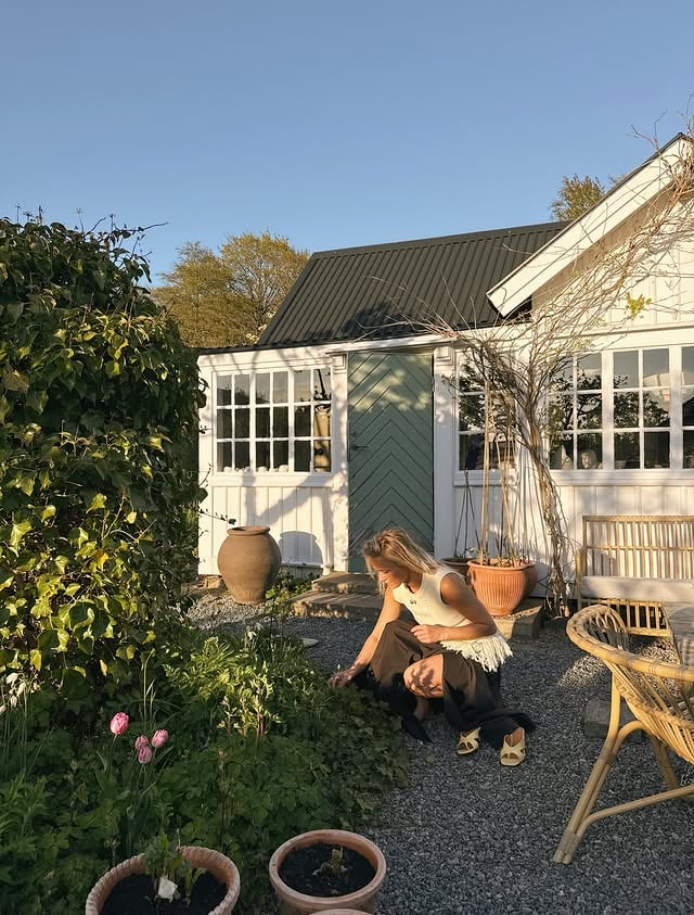 Blommor och blader och en som är glader 🌾🌸 ~ allt som händer på kolonin by @elinlannsjo
