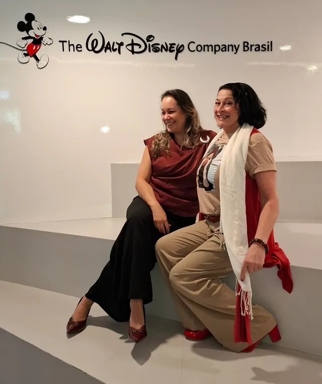 Andy e Emily nos escritórios da Disney em São Paulo com seus devidos sapatos vermelhos. Fomos assistir à exibição de O Diabo Veste Prada (dublado, obviamente) esta semana e foi muito emocionante nos ouvirmos na telona numa plateia onde estavam vários dubladores, o diretor de dublagem e o pessoal que trabalhou para que isso pudesse acontecer. Novamente, essa minha parceria com a @leticiaquinto no elenco, 20 anos depois 🥰 Já foi assistir esse segundo filme? E o primeiro? by @taniagaidarji