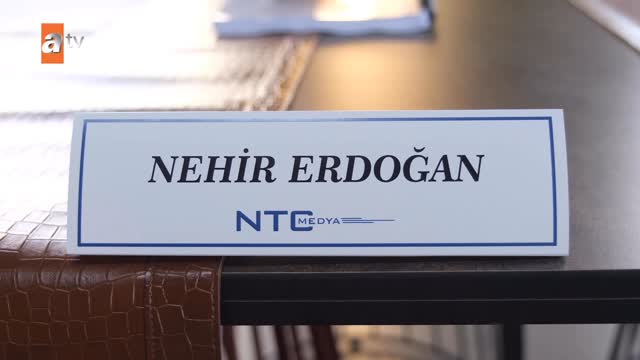 “Biz çok heyecanlıyız!”Altı Üstü İstanbul ekibi olarak ilk kez aynı masada buluştuk.Ziyankar Sokaklarında karşılaşmamıza çok az kaldı!#altıüstüistanbul yakında Atv’de.@atvturkiye @ntcmedyatv @altiustuistanbuldizisi by @nehirerdogan