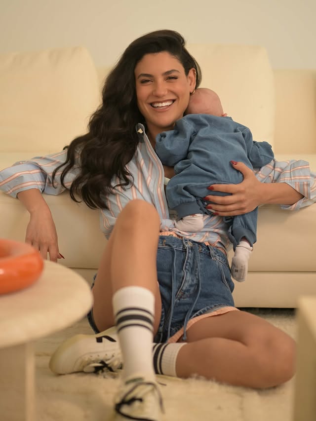גורי חיים של אמא, היום אתה בן חודשיים ולא פלא שזה מרגיש לי כמו לפחות חצי שנה: הספקת להיוולד אחרי ירידת מים בממ״ד, להיות שיאן האזעקות בברית, לעבור דירה ולבוא עם אמא לעבודה 😂❤️ חמסה עלייך שרק תהיה לי בריא ומאושר 🪬ותודה לכל המוכשרים מאחורי הלוק הזה שבקלות יכול היה להיות השער- מה אומרים? by @shalmor