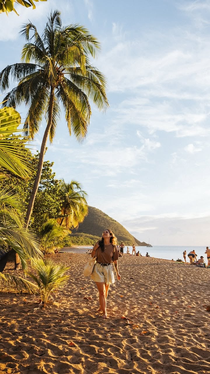 C’est la plus belle plage selon toi ? 😍 | Publicité On commence à en avoir vu pas mal et celle-ci je crois que c’est vraiment la plus belle que l’on ai jamais vu ! 🥹📍 Plage de Grande Anse à Deshaies, Guadeloupe On a pu la capturer sous toutes les coutures grâce au nouveau drone de @djiglobal le LITO X1Avec son autonomie de 52 minutes de vol et ses moins de 250g, il nous a accompagné toute la journée en Guadeloupe.Et ce n’est pas parce qu’il est compact et léger qu’il n’en a pas sous le capot :- Vidéo HDR 4K/60fps- Capteur 1/1,3 »- D-Log M 10 bits- LiDAR frontal et ActiveTrack pour te filmer automatiquement, sans que le drone se prenne des cocotiersTu as déjà piloté un drone toi ? Ça te ferait kiffer ?#dji #lito #guadeloupe #plage by @frenchwanderers