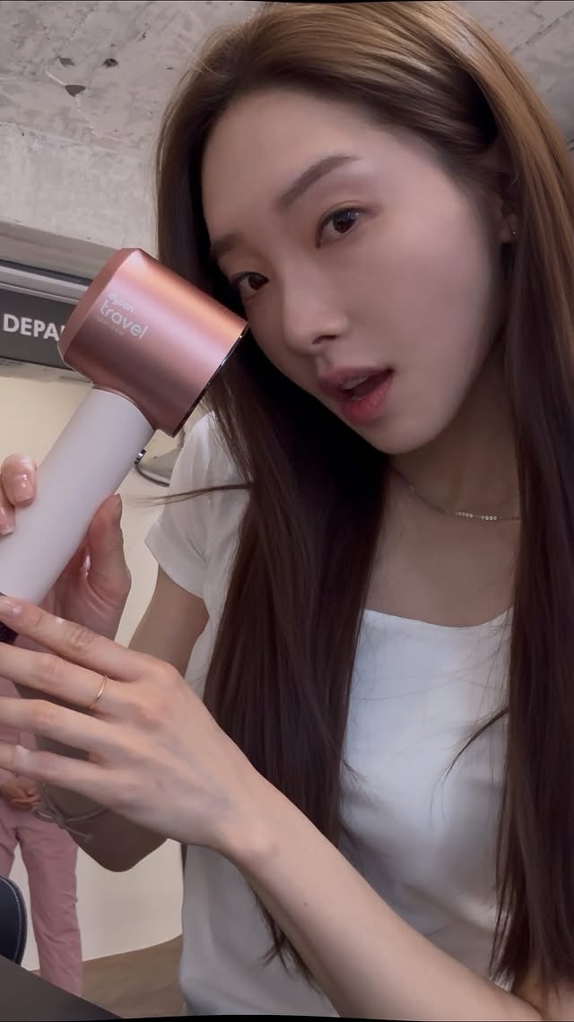 NEW 다이슨 슈퍼소닉 트래블✈️💕#광고수영선수라 머리 말릴 일이 진짜 많이서시합 갈 때나 여행 갈 때 드라이기는 꼭 챙기게 되는데요 ✈️NEW 다이슨 슈퍼소닉 트래블은진짜 놀랐던 게 사이즈…!거의 선글라스 케이스 느낌으로 작고 가벼운데바람은 여전히 강력하더라구요 🌬️작고 가벼워서 수영 가방에 넣어도 부담 없고,국내 시합 다닐 때도가볍게 떠나는 여행에서도잘 챙겨 다니게 될 것같은 드라이기😊그리고 다이슨 첫 프리볼트 드라이어라해외 어디서든 사용 가능한 점도 너무 편했던!32% 더 작아지고,25% 더 가벼워진*NEW 다이슨 슈퍼소닉 트래블 🤍@dyson_kr @dysonbeauty#다이슨 #다이슨슈퍼소닉트래블 #프리볼트드라이기 #슈퍼소닉트래블 by @97byeol_2