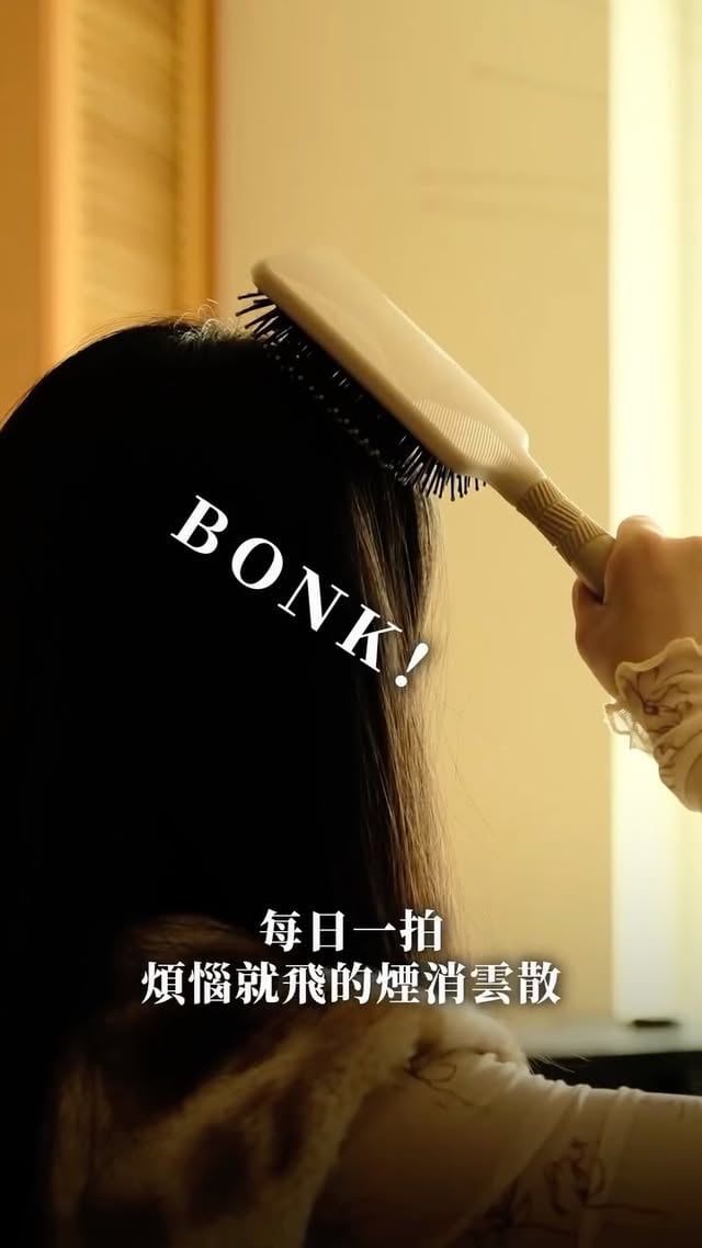 😍一下就上癮了！這種讓人欲罷不能的酥麻感！模擬「傳統針灸🪡」和「叩打療法🔥」給頭皮剛剛好的刺激緩解頭皮緊繃，越拍越上癮！精心設計梳針材質、厚度和長度不怕過度刺激微血管就像一場溫和療癒的拍打儀式！當成禮物送給長輩也很 OK！今年最貼心零門檻的按摩禮物！#citie私房好物推薦👉🏼更多「頭皮拍打按摩梳」：https://citiesocial.co/KaFcr#citiesocial #找好東西 #頭皮拍打按摩梳 #好物推薦 #按摩 #放鬆小物 #紓壓神器 #送禮推薦 #按摩梳 by @citiesocial