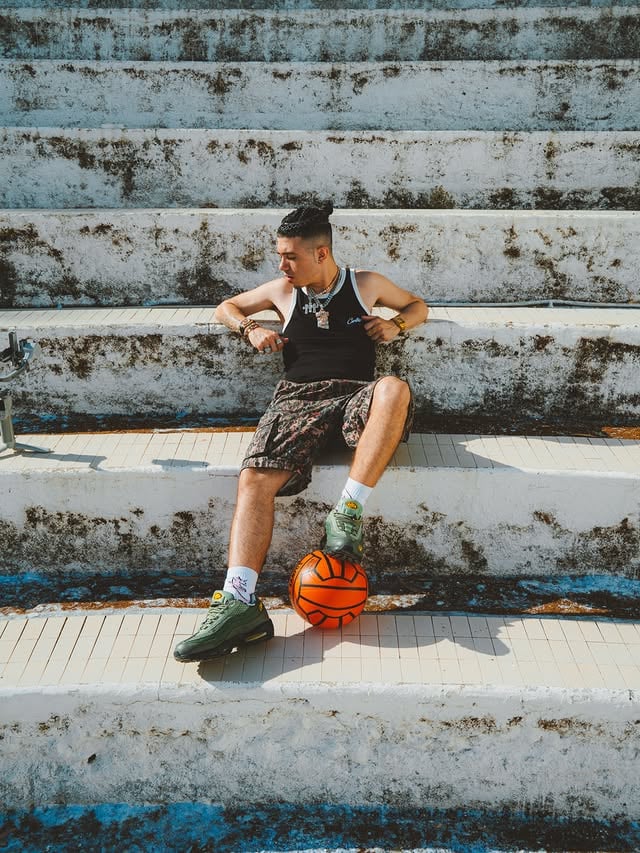 LIVING MINE. 💛💚Fine mese calda. by @sktartist