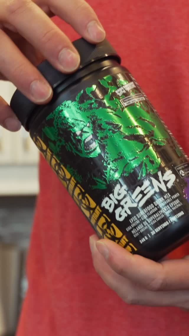 Most people ignore micronutrients. Then wonder why performance drops. 🤦🏻‍♂️Whether you’re deep in a cut or shoveling in calories to grow — your body still needs its vitamins and minerals. No way around it. 😉@marksandorfitness ’s been on it. Now you know why. 💥Top off your greens. Attack the day. 🥬🫛#mutantnation #bornhardcore #bodybuilding #greens #bodybuildingdiet by @mutantnation