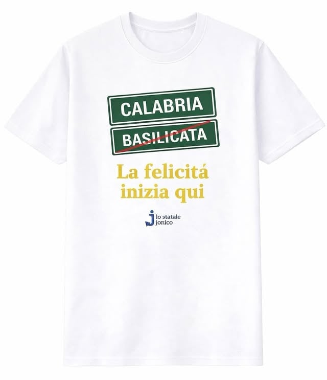 👕 Dopo il SOLD OUT della prima stampa… riassortite a grande richiesta le due maglie della nostra nuova collezione🛣️ Il segnale Calabria- ~Basilicata~ sulla A2, ormai monumento della calabresità🧱 Il muro di cartelli allo svincolo di Rosarno, vero e proprio wonderwall calabrese 👇🏻 Le trovate entrambe nel nostro store Amazon (link in bio e nelle stories)💙 Adesso aspettiamo solo i vostri ordini!••#calabria #calabresi #amazon #tshirt #lostatalejonico by @lostatalejonico