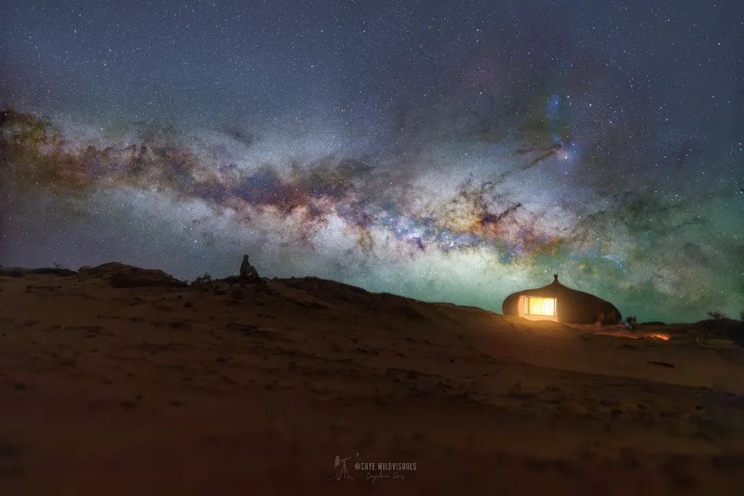 🇲🇦🌴🐪Hay lugares y experiencias que permanecen para siempre en los sentidos 🌌✨🌙Nuestro viaje a Marruecos ha sido sin lugar a dudas una de ellas.Estar en la noche del desierto del Sahara me hizo sentir una vez más infinitamente pequeña y verdadera pasión por la naturaleza y esa conexión con el cosmos. Pero lo que realmente me ha dejado huella de este pais y del desierto bereber no es solo el cielo, sino la hospitalidad de su gente. Ellos, sus montañas y gargantas, y esa tierra rojiza...El ritmo de su percusión, el aroma a incienso y especias, su deliciosa gastronomia servida en colorida cerámica y el sabor del té de menta que tan amablemente te ofrecen mientras repiten con una gran sonrisa <<marhaba>> Preciosos amaneceres y atardeceres, que se desparraman en cada grano de arena y tras el anochecer parecen contar historias antiguas bajo miles de estrellas.Volveré@irixlens FIREFLY 15 MM f2.4@canonespana eos 5d mark IV6'14" de exposición para el cielo#sahara #marruecos #milkyway #africa by @caye.wildvisuals