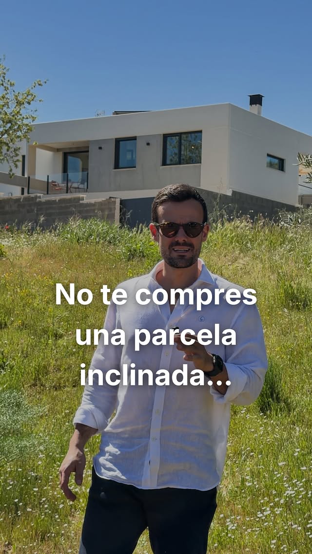 ¿Qué haces cuando la parcela que más te gusta tiene un desnivel importante? Esto. 👇Una parcela inclinada puede parecer un obstáculo, pero cuando se trabaja bien, acaba siendo lo que le da personalidad a la casa 🏠. En este proyecto, en lugar de rebajar el terreno o ignorar el desnivel, lo incorporamos al diseño desde el principio y eso cambió todo.La estructura de la vivienda actúa como muro de contención, lo que permite crear un jardín en el nivel superior directamente conectado con el salón, el comedor, la cocina y la zona de despacho 🌿. Los dormitorios se sitúan en planta menos uno, enterrados en parte, con toda la calma que eso aporta 😴.Pide tu presupuesto gratuito y sin compromiso a través de nuestra página web 🔗.Arquitecto: @ximenezarquitectos Videógrafo: @lycaon.studio #casasdehormigón #arquitecturaresidencial #parcelainclinada #construcciónаmedida #theconcretehome by @theconcretehome