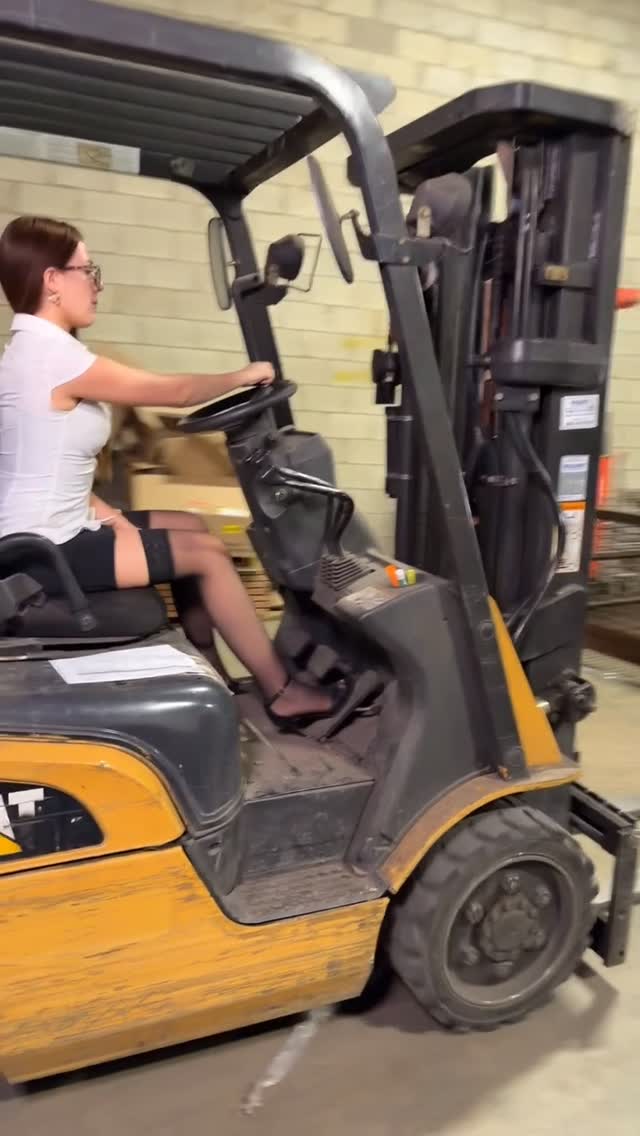 Another day another dollar at the warehouse 🙄 #warehousing #warehouseworker #bluecollar #forklift #forkliftcertified by @maryjanesdolly