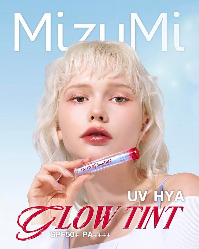 เสกปากฉ่ำโกลว์ สีสวยชัด สเตนติดทน 💋✨ใหม่! 💄 MizuMi UV HYA GLOW TINT ลิปทินท์กันแดด ☀️ SPF50+ PA++++ ผสานเทคโนโลยีสุดจึ้ง! ULTRA - FIX, EXTRA SHINE⭐️ ให้ฟินิชปากฉ่ำโกลว์ เหมือนคริสตัลและล็อกสีชัด สเตนติดทนทั้งวัน 🫶🏻พร้อมปกป้อง + บำรุงขั้นสุด! 💧อัดแน่นสารบำรุง 2% HYA FILLING SPHEREช่วยบำรุงริมฝีปากให้นุ่มชุ่มชื้น อิ่มฟู8 TIMELESS MUTED SHADES❤️✨ เสิร์ฟ 8 เฉดไม่ซ้ำ สามารถหยิบใช้ได้ทุกวัน!💎 01 LILAC ALLURE💎 02 PINK ENCHANT💎 03 MAUVE ILLUSION💎 04 PLUM MYSTIC💎 05 ROSE DELUSION💎 06 CORAL DREAM 💎 07 TOFFEE HAZE💎 08 RED REVERIE📌 พบกับโปรเปิดตัวที่ห้ามพลาด! #ลิปทินท์กันแดดมิซึมิ ราคาพิเศษ 279.- จาก 390.- เท่านั้นพร้อมรับฟรี! เซรั่มไฮยา 6g 1 กล่อง (บรรจุ 6 ซอง) มูลค่า 354.-เมื่อชอปลิปทินท์กันแดด 2 ชิ้น 👉🏻 ทุกช่องทางออนไลน์ของ MizuMi Officialแล้วมาเปลี่ยนปากให้ SHINE! ด้วยกันแบบไม่ซ้ำใคร⭐️🛒 ชอปได้แล้วทุกช่องทางออนไลน์ และร้านค้าชั้นนำทั่วประเทศ#MizuMi #MizuMiLove #MizuMiUVHyaGlowTint #ลิปทินท์กันแดดมิซึมิ by @mizumi_official