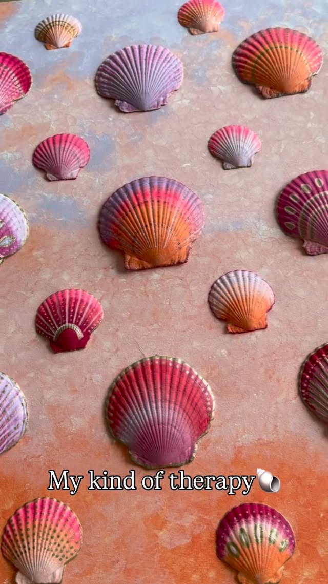Evtl muss ich nochmal mit der Heissklebepistole dran😅 Die grossen Muscheln sind ziemlich schwer. Wie ich das Bild gemacht hab seht ihr in den Highlights🐚 #shellart by @saskiasfamilyblog
