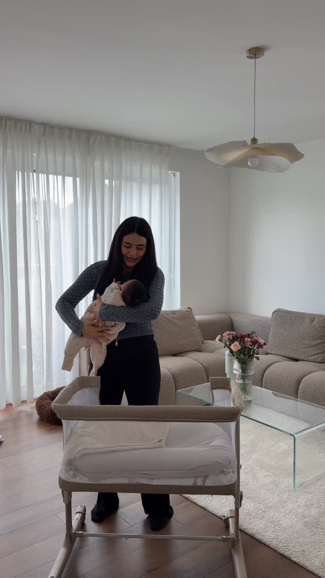 Kann’s kaum glauben, dass ich erst vor einer Woche entbunden habe. Versuche wieder langsam in meinen Alltag zu kommen & er macht das alles super mit 🥹🤍 #postpartum #wochenbett by @selin