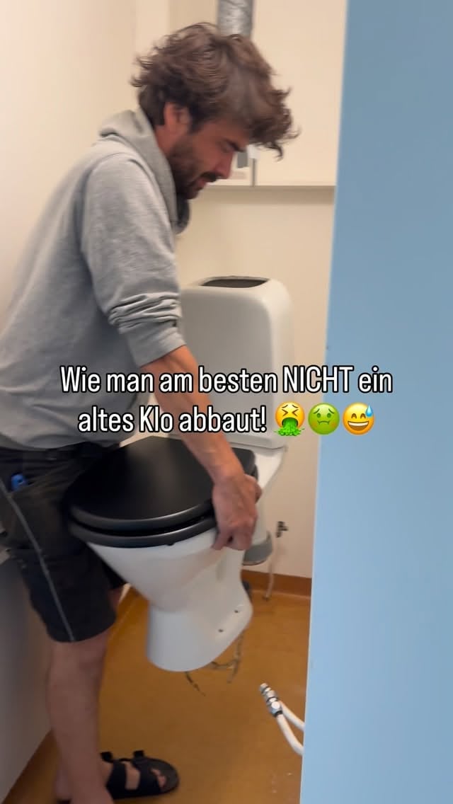 Das nächste Mal muss ich definitiv den Siphon leeren 😅 kippen reicht nicht 🥲🫠 #klodrama #sanierenmachtspaß #abrissarbeiten by @caroundben