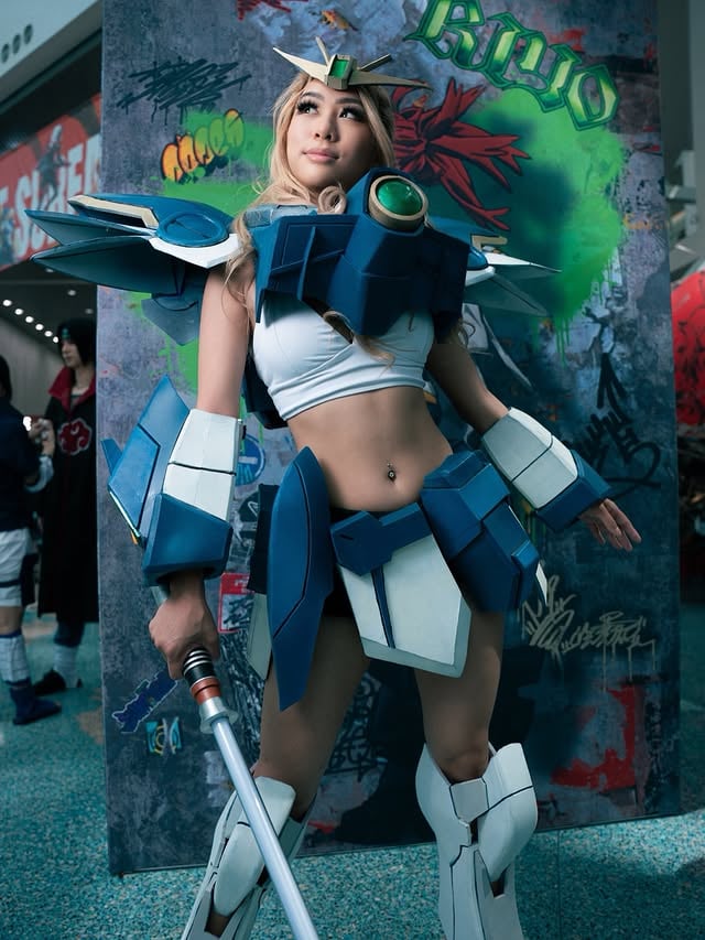 Convention floor final boss ⚔️ See yall at Fanime Sunday 😎Gundam suit built by🦾: @suparrobo @eric.craftworks Photoshoot by the talented 📸: @totomarvs #gundam #gundamwing #gunpla #fanime #cosplay by @itsjenniboop