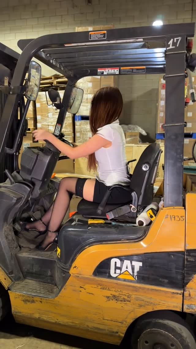 Another day as a certified forklift driver! Wanna work with me? #warehouse #bosslady #forkliftcertifed #worklife #warehouselife by @maryjanesdolly