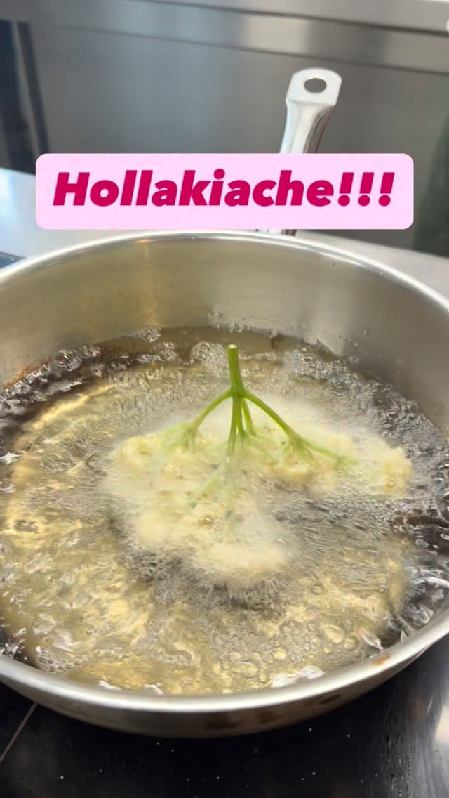 Hollakiache!!!Wies mei Oma gmacht hat. Knusprig frisch im Bierteig und in Butterschmalz gebacken!!! Schee viel Puderzucker drüber!!! Da werden Kindheitserinnerungen wach!!! Rezept Bierteig:125g Mehl125 ml Bier40g flüssige Nussbutter3 Eier1 Prise SalzGut verrühren!!!#holunderblüten #elderflower #holla by @_vroni_lutz_