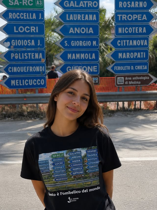 Qual è la prima cosa che fai appena arrivi a casa? E perché proprio una foto con la maglia con i cartelli allo svincolo di Rosarno davanti ai cartelli allo svincolo di Rosarno? 😂💙Trovate la maglia nel nostro store Amazon (link in bio e nelle stories)••#calabria #calabresi #amazon #tshirt #lostatalejonico by @lostatalejonico
