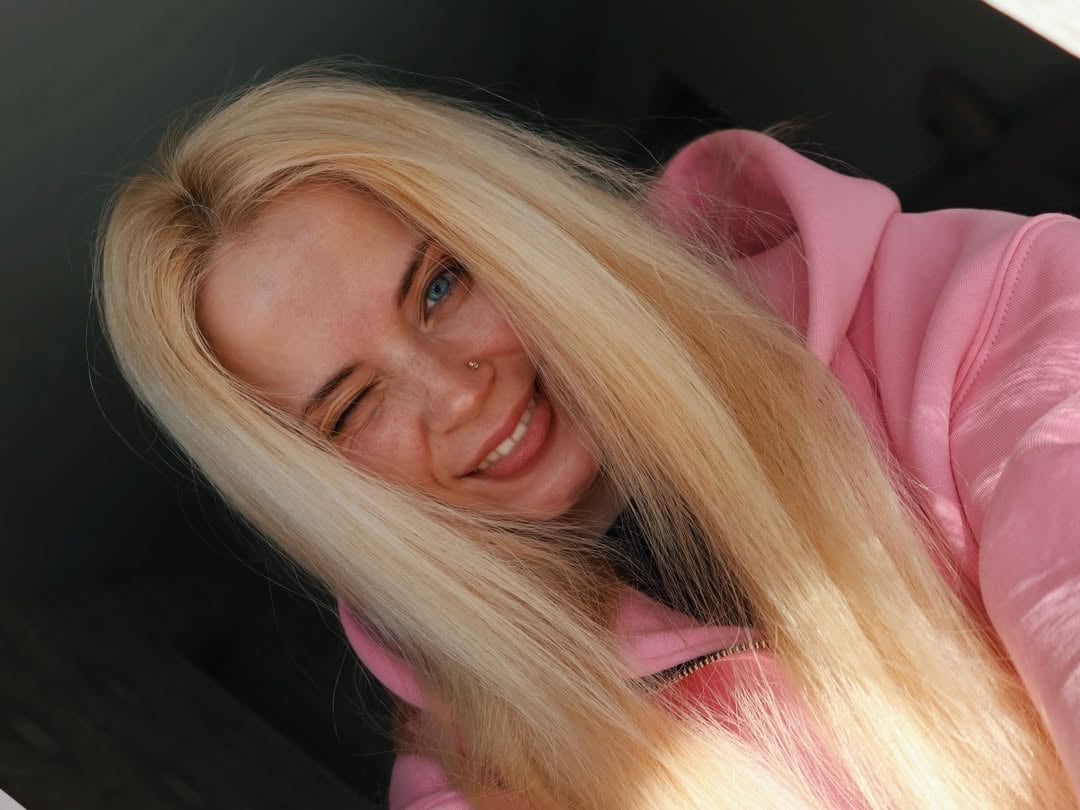 Gooooood morning 😄Oh, you know what? Screw it –I hope everything in your life goes f**king amazing!! Live your best life, enjoy every single moment, chase your dreams, and tell everyone to f**k off who keeps sticking their nose in with unsolicited advice and lectures about how you “should” live your life! And don’t forget about Coca-Cola 🤣🤣Have an absolutely fabulous day, everyoneeeee 🌸🌸🌸 by @vikushavs