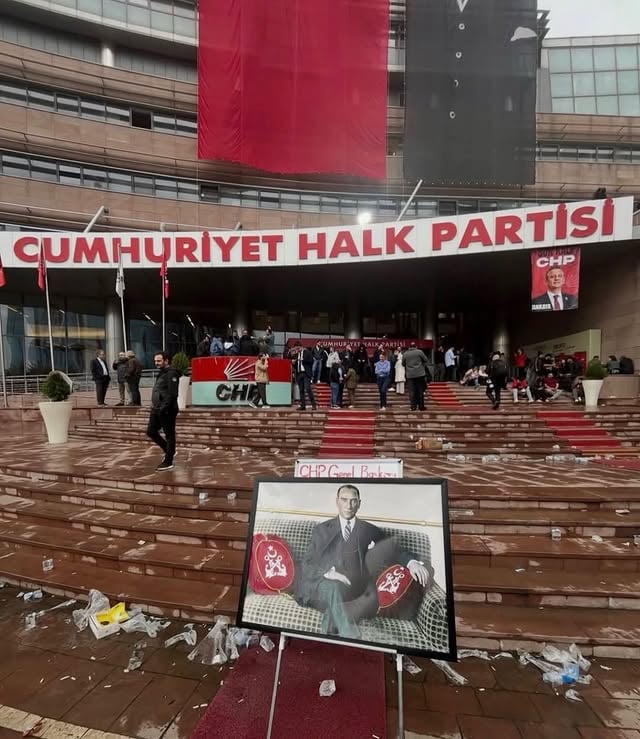 İnanılmaz şeyler yaşanıyor!!!CHP Genel Merkezi’nin önünde gördüğümüz görüntüler, içimizi acıtı.Çok acıttı.Bir parti düşünün.Türkiye’nin en eski partisi.Muhalefetin lokomotifi.Ve o partinin kapısına bu sabah polis dayandı.Biber gazıyla.Plastik mermiyle.Tomayla.Çevik kuvvet elinde demir kesme makaslarıyla bekledi.Bir CHP milletvekili, Mahmut Tanal, kapının üzerine çıktı.Elinde hortum.Kendi partisinin binasını savunmak için.Partililer seçim otobüslerini çekti bina önüne.Barikat gibi.Kime karşı?İktidara mı?Hayır.Birbirlerine karşı.Gerçekten inanılır gibi değil!Kemal Bey, bu görüntüleri içinize nasıl sindiriyorsunuz?Mahkeme kararıyla geri döndünüz, tamam.Hukuken her şey yerli yerinde, tamam.Ama bu ülkede milyonlarca insan size oy verdi.Sizden tek bir şey istediler:İktidarla mücadele edin.Halkın derdine derman olun.Onun yerine ne izledik bugün?Kendi genel merkezinizin bahçesine atılan gazı izledik.Muhalefetin asıl savaşı, iktidarla olmalıydı.Sandıkta olmalıydı.Meydanlarda olmalıydı.Mecliste olmalıydı.Kendi kapınızın önünde değil!!!Kemal Bey,Siz CHP’nin tarihinden geliyorsunuz.O tarih, ağır bir tarih.O tarihin omuzlarında bugün siz varsınız.Ve bugün o tarihe bir kare daha eklendi:CHP Genel Merkezi’nin önünde biber gazı!!!Bu kareyi siz koydunuz oraya.İçinize sinmesin.Sinmemeli………