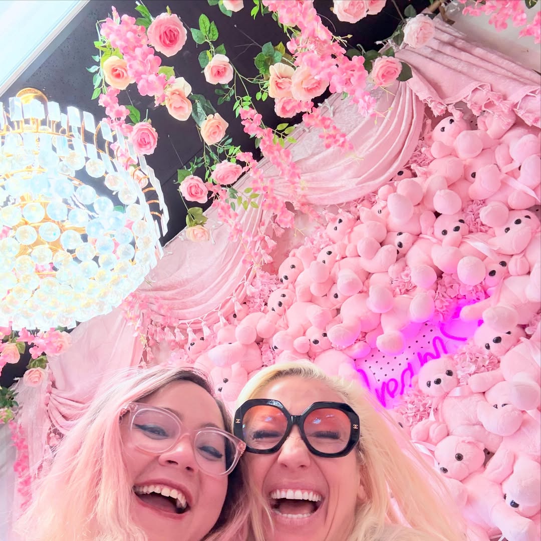 Got to see @georgieleahy before I left Vegas at the cutest pinkest cafe I’ve ever seen 😍💕 Best mocha of my life so far 👍✨ by @vivziebizzie