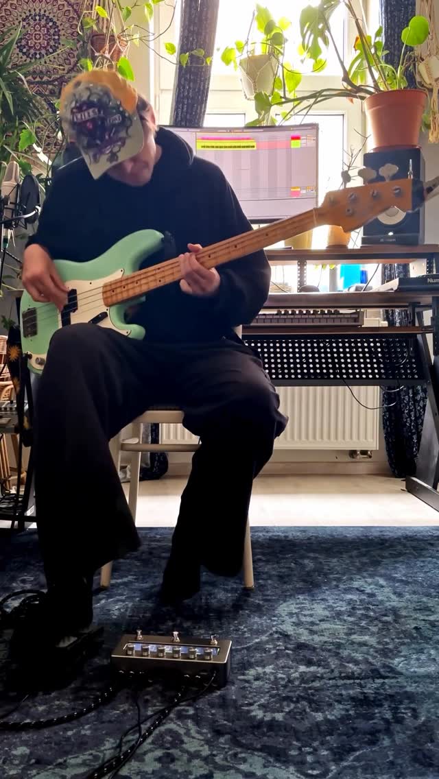 i loove recreating hyperpop basslines)this is bass/lead from Von Dutch by @charli_xcx I built this sound on @darkglasselectronics Anagramand I am using the expression pedal that’s binded on the gain block for the live sidechaining)Preset available on the Darkglass Suite by @darkglasselectronics