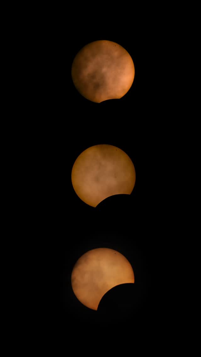 ☀️🌑Ya no falta tanto para el gran eclipse del 12 de agosto y conviene ir preparándose...Por eso insistimos tanto en vuestra seguridad, para que podáis disfrutarlo al máximo y sin riesgos. Ya sabéis que necesitaréis gafas homologadas @roptic_com y el otro día os mostré cómo se deben utilizar... Pero hoy os enseño otros 3 consejos muy prácticos :📱Podemos fotografiar el eclipse utilizando el filtro de las gafas para proteger el sensor de la cámara del móvil (necesitaremos 2 gafas: unas para nosotros y otras para el móvil)👌Truco para llevar las gafas siempre encima sin riesgo de que se nos rayen o pierdan.👶 Seguridad extra con una manualidad para convertir las gafas en un escudo y que los más peques no miren por los lados de las gafas accidentalmente.🛒 ¡No os quedéis sin vuestras gafas!Las existencias vuelan conforme se acerca la fecha.Comentad la palabra GAFAS aquí abajo y os envío el enlace de compra.Usad mi código CAYEGAFAS para llevaros un 5% de descuento en vuestro pedido.¡Etiquetad en comentarios a esa persona con la que vais a ver el eclipse para que no se lo pierda! 👇#Eclipse2026 #Roptic #GafasEclipse #ConsejosEclipse #Astrofotografia by @caye.wildvisuals