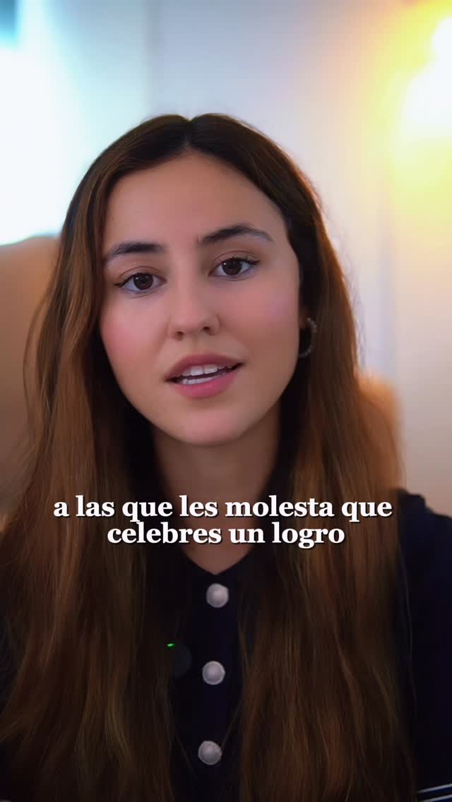 Júntate con leones y aprenderás a rugir. 🦁 Júntate con palomas y aprenderás a conformarte con migajas. 🕊️ by @irenealbacete