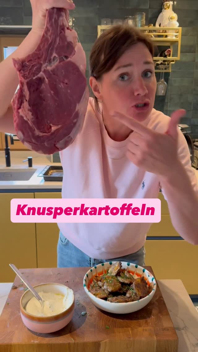 Knusperkartoffeln sind die perfekte Beilage zu Fisch, Fleisch oder einfach zum Dippen!!!Einfach vorgekochte Drillinge, die dürfen auch vom Vortag sein, auf ein Bleck, zerquetschen, würzen, mit Mehl bestäuben und backen… fertig.Keine Werbung weil selbst bezahlt #crispypotatoes #bbq #tomahawk by @_vroni_lutz_