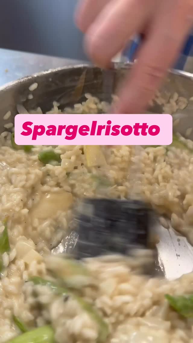 Spargelrisotto!!!Cremig schlotzig leicht und super einfach. Ein einfaches klassisches Spargelrisotto mit viel Parmesan und viel Liebe!!!#risotto #asparagus #pasta #amore by @_vroni_lutz_