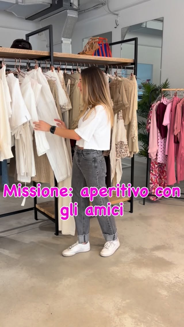 Altra missione compiuta: outfit per aperitivo con gli amici per la nostra Pamelona ❤️ ho scelto per lei l’Alya dress di Mar de Margaritas con i limoni🍋 cosa ne pensate della scelta? @room401_boutique #negozioabbigliamento #negozioabbigliamentodonna #room401boutique #newcollection #ootdfashion