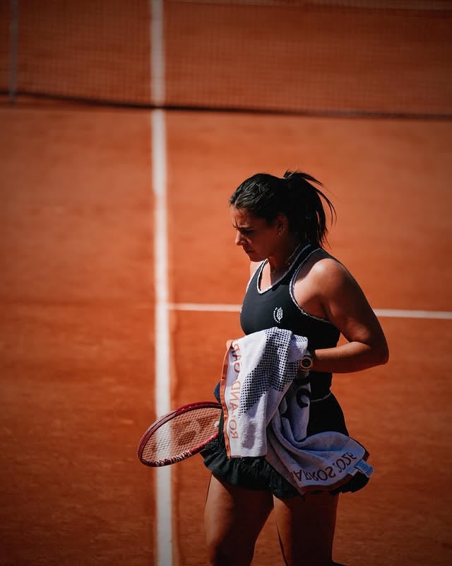 bonjour paris @rolandgarros 👋 by @emma_navarro48