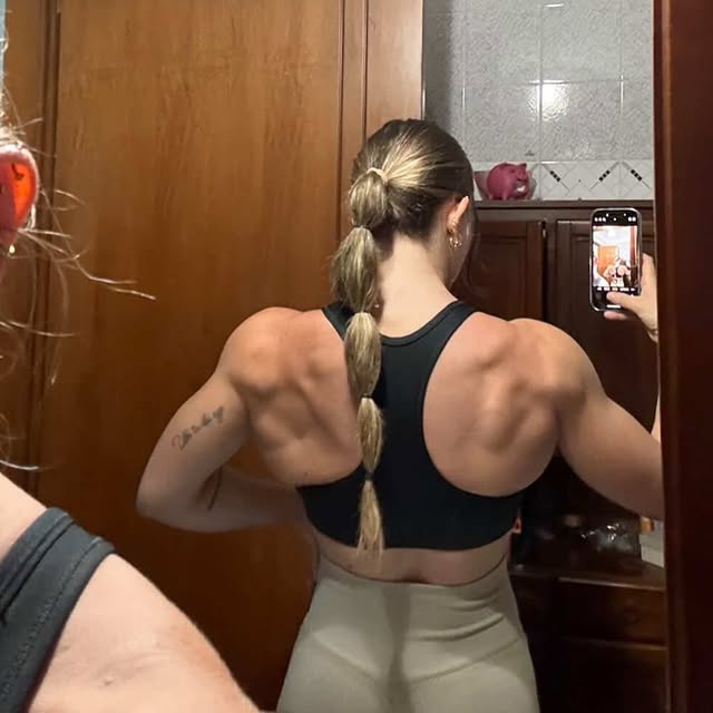 @valeriasini 💛💛💛••Bellissima solare e super muscolosa Valeria che esporta lo stile e luminosità italiana in australia 😍😍😍😍follow @valeriasini 💛 by @dannunzz_