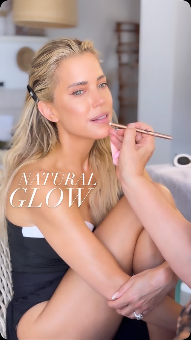 Von „ sleepy face“ to „ glowy goddess „ mit ein paar Pinselstrichen ….Natürlich, frisch & strahlend... genauso wie wir ein Sommer Makeup lieben, oder was sagst Du ? Wie findet ihr den Look?💬 magst Du lieber ein natürliches Make-up oder einen Full-on Glam ?XOXO Serena & Sylvie 💋#makeupartist #glow #bronzedglow #glowbabyglow by @sylviemeis