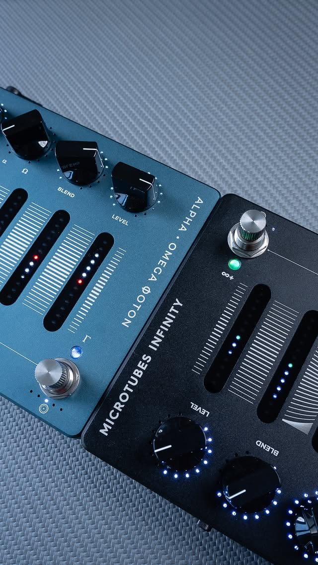 Two heavy hitters 🎛️Which one would you pick: - Microtubes Infinity - Alpha • Omega PhotonLet us know comments!👇#Darkglass #DarkglassElectronics #BassPedal #Bassdistortion #BassPedalboard by @darkglasselectronics