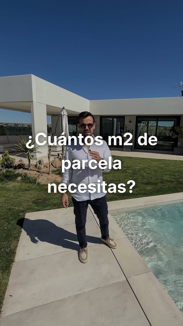 La pregunta que todo el mundo hace antes de comprar una parcela tiene trampa. ⚠️No existe una respuesta universal para saber cuántos metros de parcela necesitas para construir la casa que quieres. Depende del municipio, de la zona dentro de ese mismo municipio y de la normativa que aplica en cada caso 📋. Lo que en un sitio te permite construir 200 metros cuadrados, en otro igual no llega ni a la mitad.Por eso lo más importante no es buscar la parcela perfecta en papel, sino tener a alguien que sepa leer exactamente qué puedes hacer en ella antes de que firmes nada 🤝.Pide tu presupuesto gratuito y sin compromiso a través de nuestra página web 🔗.Arquitecto: @ximenezarquitectosVideógrafo: @lycaon.studio#casasdehormigón #arquitecturaresidencial #parcelainclinada #construcciónаmedida #theconcretehome by @theconcretehome
