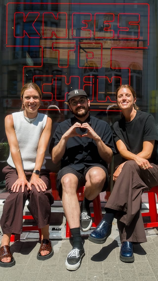 BIG NEWS !Cela fait plusieurs mois que l’on bosse avec @kneestochin pour vous sortir un rouleau de printemps pour cet été. Bonne nouvelle, l’attente de votre côté ne sera pas longue, car ce fameux Zesty Tuna est disponible dès maintenant dans tous les restaurants Knees to Chin.ZESTY TUNASalade de thon préparée avec des oignons jeunes, du jus de citron, du furikake et du togarashi, roulée avec des nectarines fraîches, de la mayonnaise miso et du basilic thaï. Servi avec la sauce soja-sésame.Ultra frais, très gourmand et croquant à souhait !J’ai trop hâte d’avoir vos retours ! En tout cas moi je suis déjà fan 👀-—BIG NEWS! We’ve been working for months with @kneestochin to bring you a spring roll for the summer. Great news, the wait is almost over, because the Zesty Tuna is available right now at all Knees to Chin restaurants. ZESTY TUNA Tuna salad prepared with fresh spring onions, lemon juice, furikake and togarashi, rolled with fresh nectarines, miso mayonnaise and thaï basil. Served with soja sesame sauce.Ultra fresh, super decadent and perfectly crispy! Can’t wait to hear what you think! I’m already obsessed 👀 by @whoogys